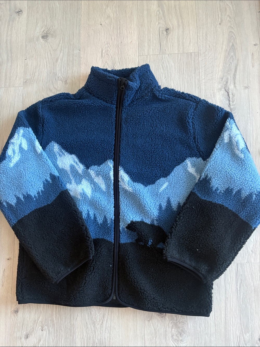 Teddy Fleece Jacket in Navy and Light Blue Mountain Motif